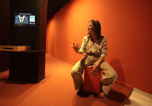 Marta Izquierdo playing a flamenco box in the museum