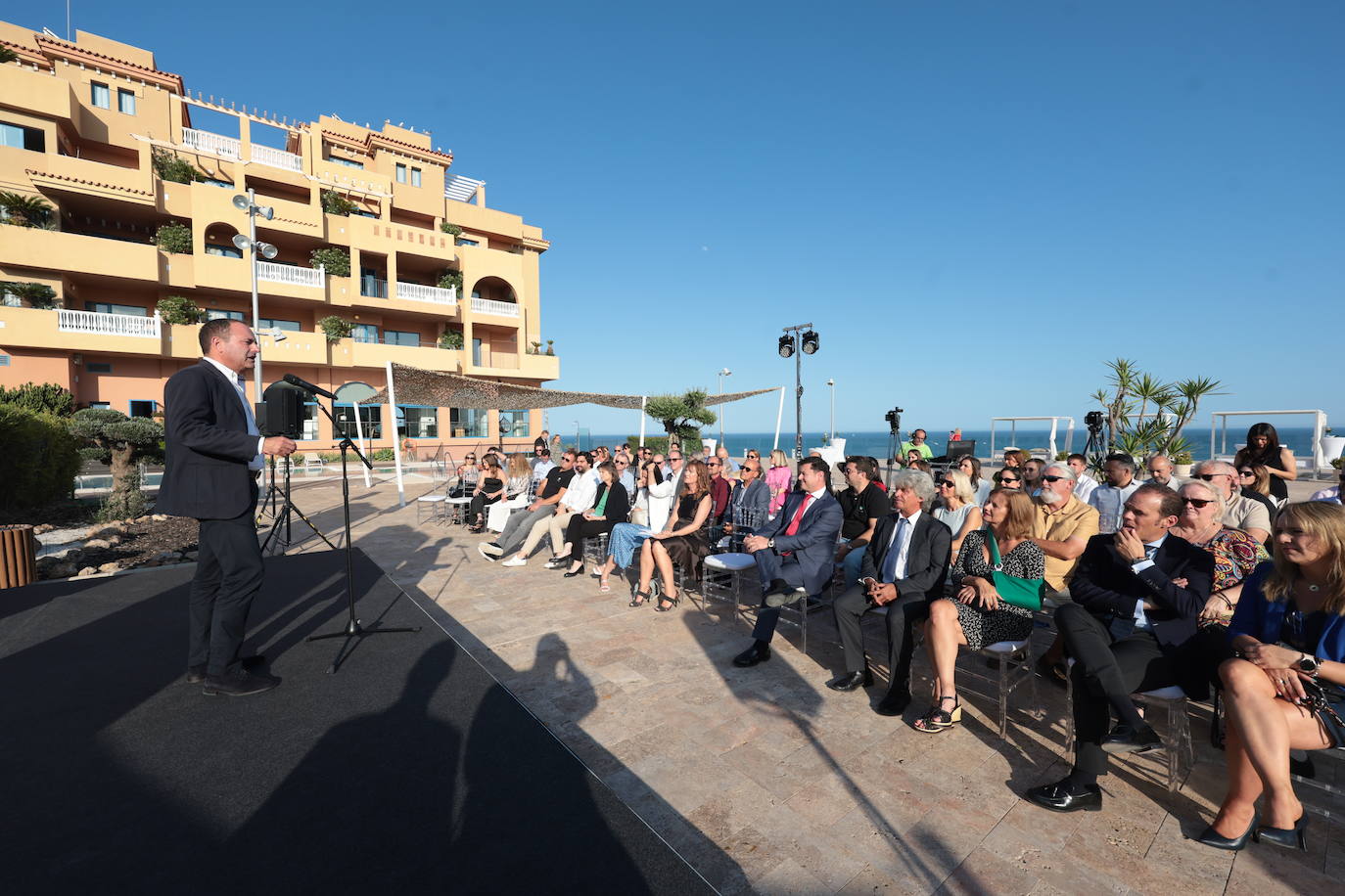 SUR in English celebrates international business