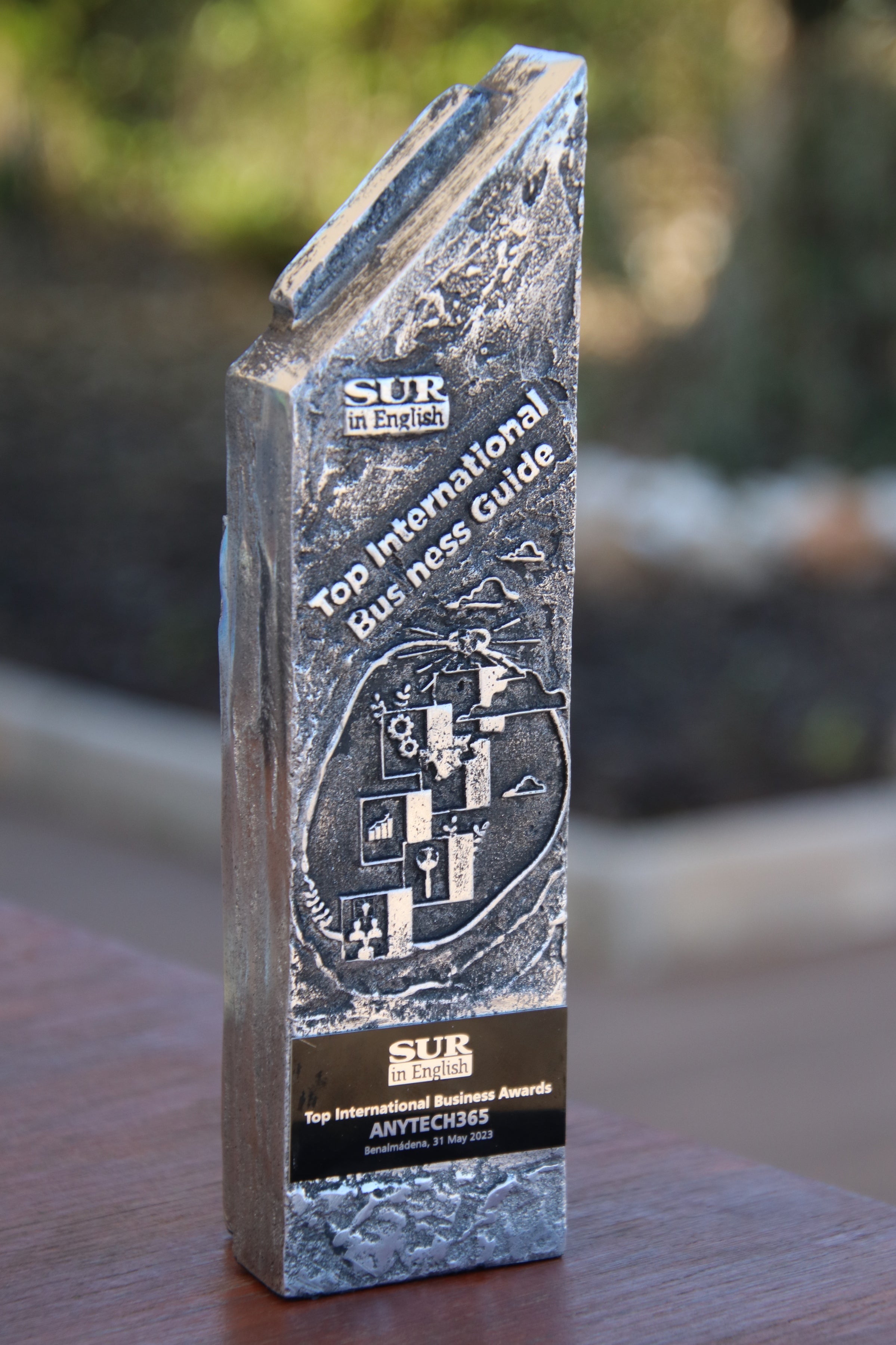 SUR in English celebrates international business