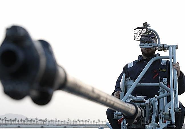 The Tagomago has a gun on the prow and another on the stern.