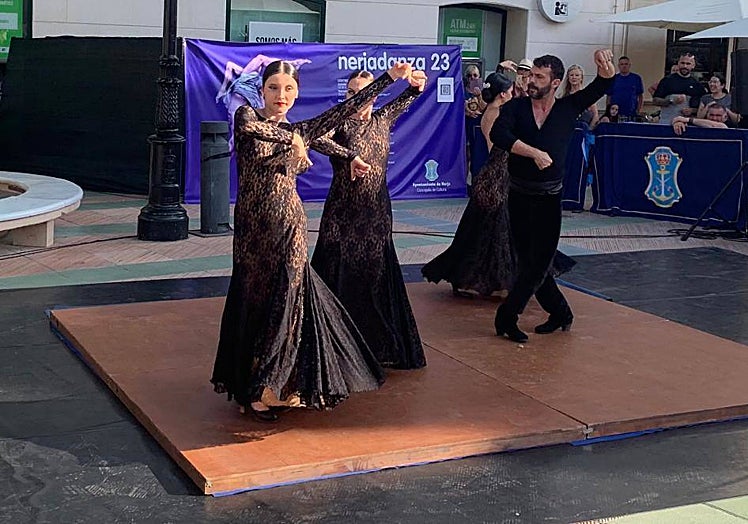 Imagen principal - Different styles of dancing were performed during the festival.