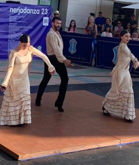 Imagen secundaria 2 - Different styles of dancing were performed during the festival.