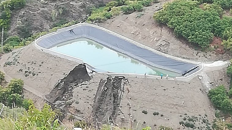 Thousands of litres of water discharged into Axarquía river after unlicensed irrigation reservoir ruptures
