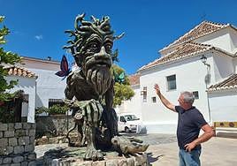 Sculptor Diego Guerrero, next to one of the new elements installed.