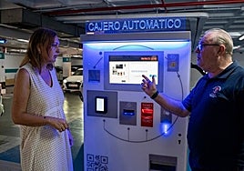 Acting councillor for municipal services, Gema García, visited the car park to see the new system in action.
