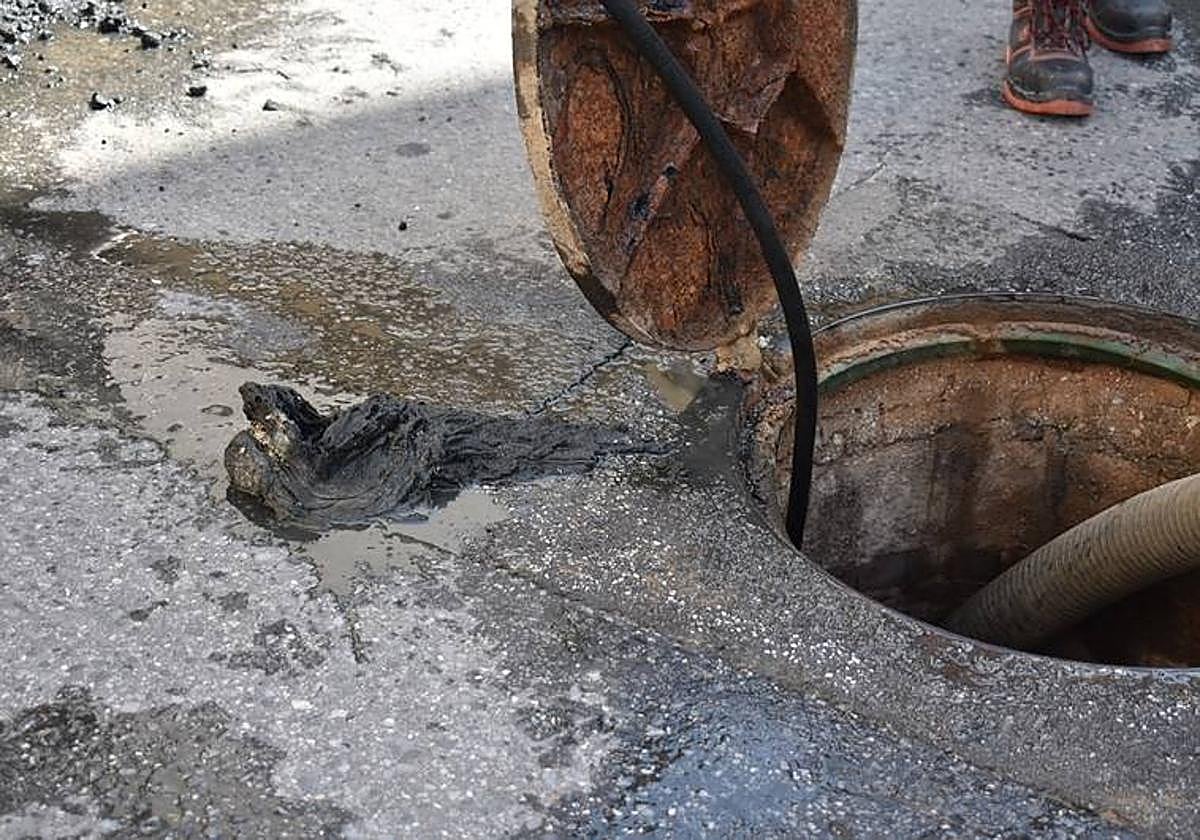 Work to clear the blockage on Avenida de la Vega.