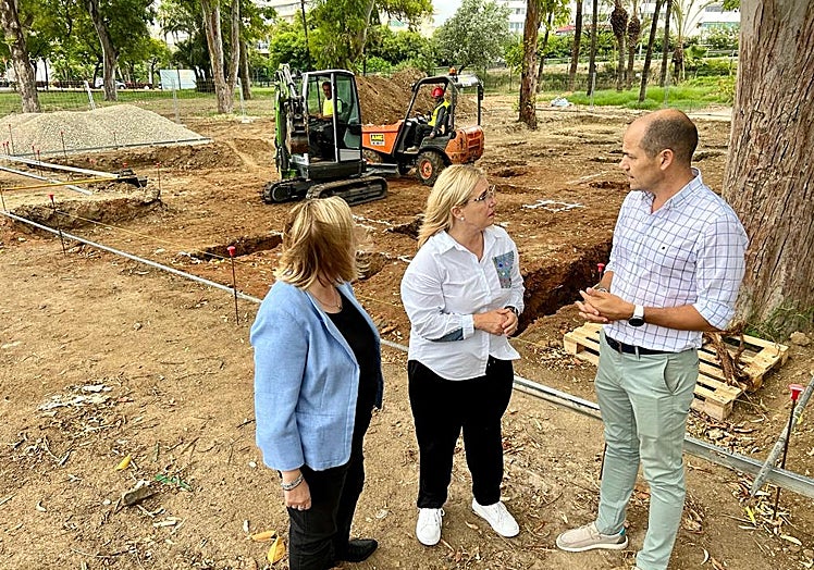 Mayor Ana Mula (c) visits the site of the new parkour course.