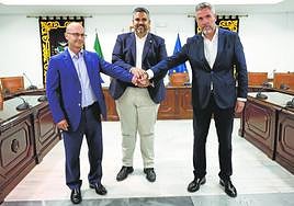 Leaders of the three-way Mijas coalition, Martín, González and Maldonado shake on their pact last Friday.