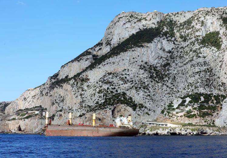 Imagen principal - The refloated hull and the semi-submersible and towboats used in the operation.