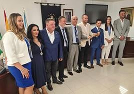 The new mayor of Manilva (centre) after being sworn in.