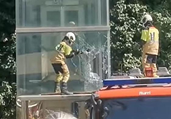 Thirteen tourists rescued after becoming trapped in a panoramic lift in Mijas