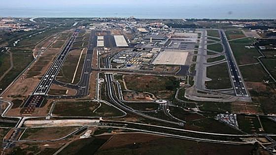 Bird strike during takeoff forces passenger plane to turn back to Malaga Airport