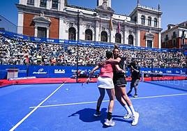 Bea González and Delfi Brea celebrate victory on centre court in Valladolid.
