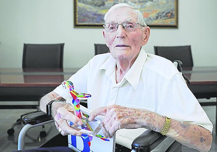 Imagen principal - Benalmádena congratulates and thanks Charles Betty