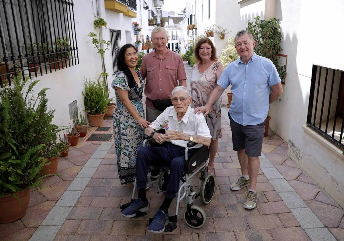 Charles Betty with family members in Benalmádena.