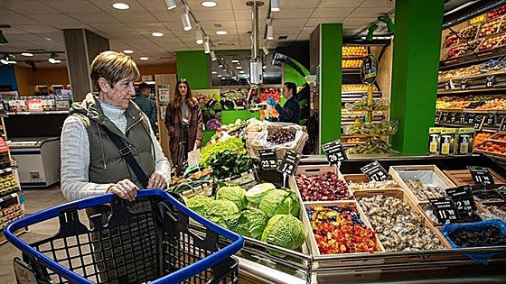 Spain's inflation falls below 2%