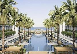 View of the central swimming pool, around which the rooms are located.