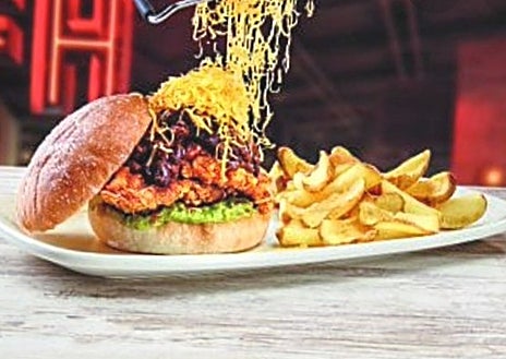 Imagen secundaria 1 - Hilton on the Costa, Foster's burger, Tales of the Alhambra.