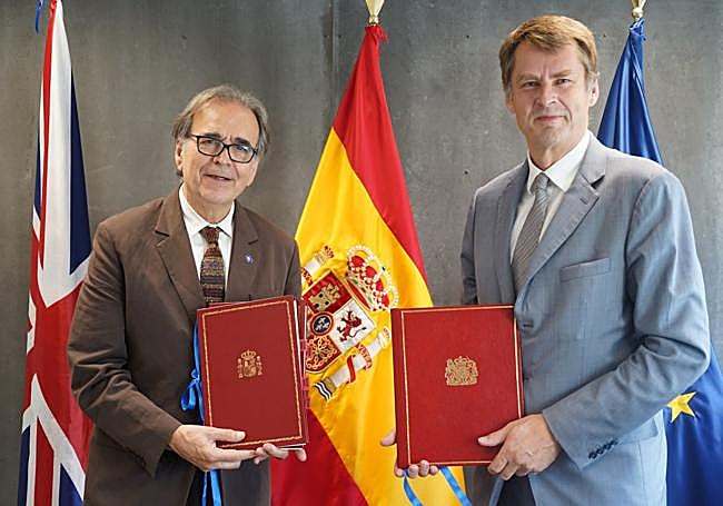 British Ambassador to Spain, Hugh Elliott (right) and the Spanish Minister of Universities, Joan Subirats