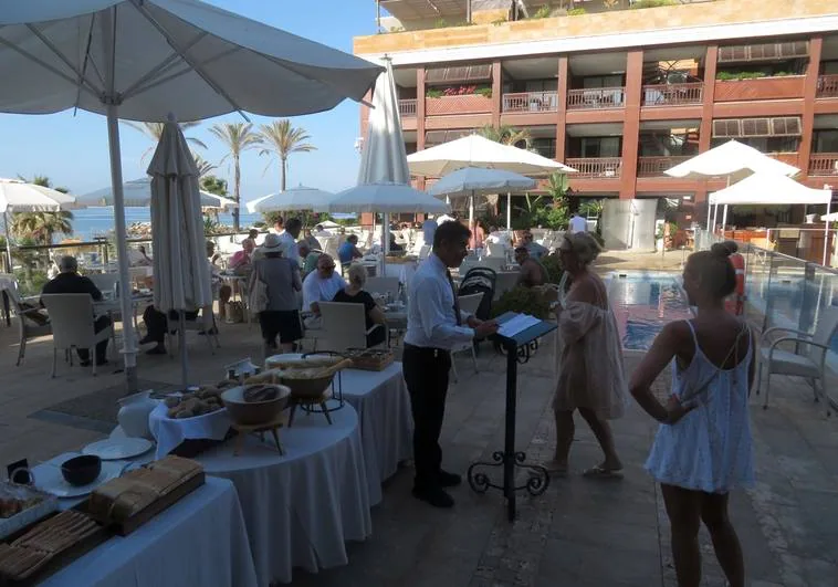 Al fresco dining compromise after kitchen eviction at Marbella