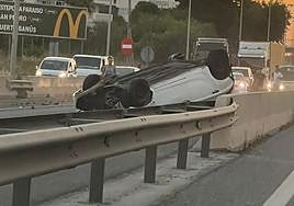 Image of the overturned car in Estepona this Wednesday morning, 5 July.
