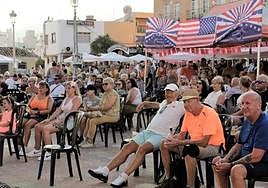 Hundreds of people enjoyed the party in Plaza de la Mezquita.