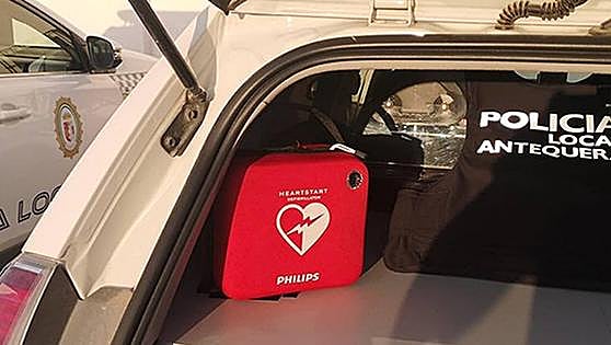 Local Police save life of man in Antequera who collapsed in the street