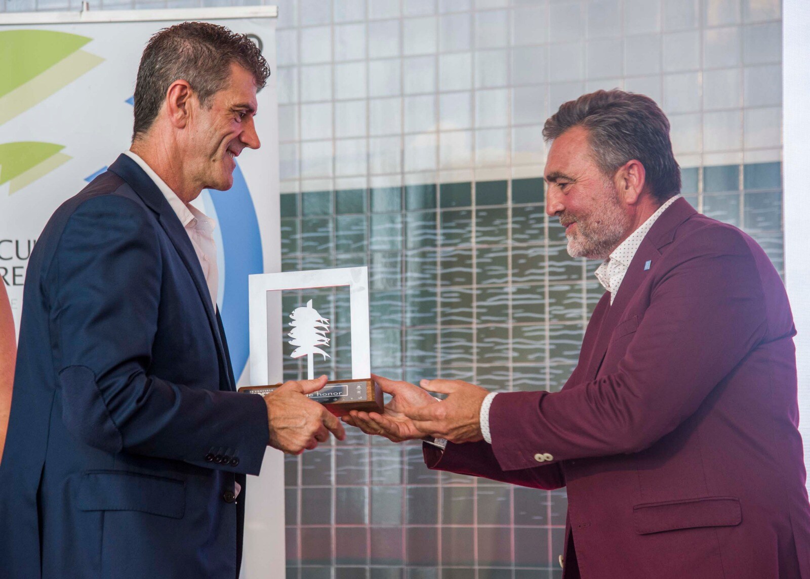 José María Ayala accepted the Espeto de Honor award from the President of the CET