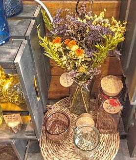 Imagen secundaria 2 - Julien with customers and goods in the shop.