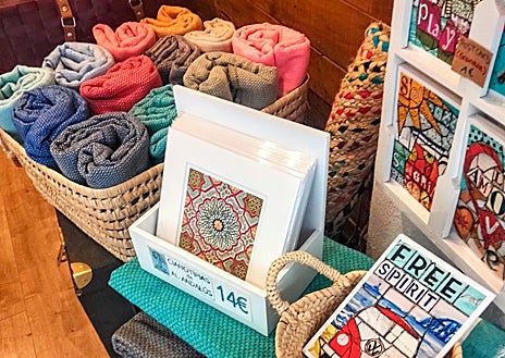 Imagen secundaria 1 - Sarah at the door of the shop. 