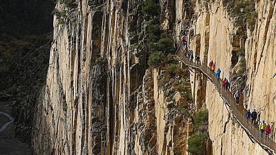Caminito del Rey suspended gorge walkway forced to close due to weather warning for 40C temperatures