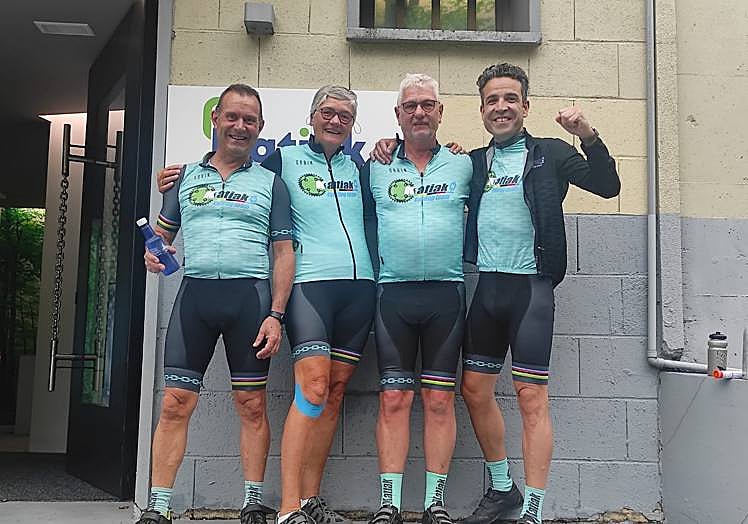 Imagen principal - Photos of the couple on their journey.