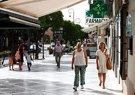 People walk under a street thermometer showing 45.5C in Antequera yesterday.
