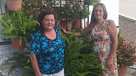 Axarquía women hand in 3,000 euros found while out walking