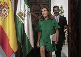 Rocío Blanco, regional minister for Employment and Self-Employment, and the Junta's spokesperson, Ramón Fernández Pacheco.
