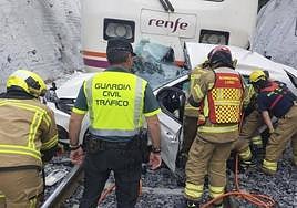 One dead and two seriously injured after train slams into car on level crossing in Lugo