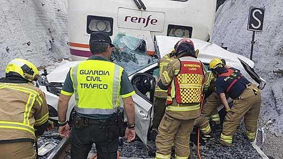 One dead and two seriously injured after train slams into car on level crossing in Lugo