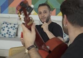 Manuel Liñán, with guitarist Francisco Vinuesa, at the Torrox residence.