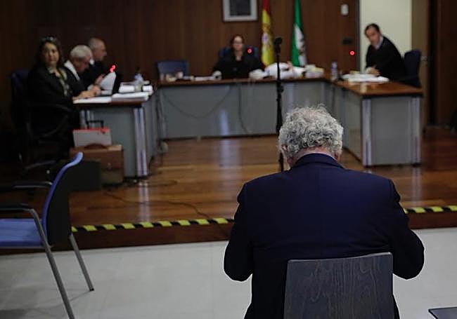 Fernando Francés before the start of the trial.