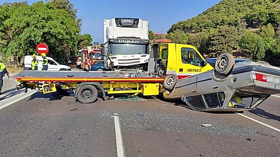 Accident involving a lorry and breakdown truck leaves long traffic tailbacks on motorway in Fuengirola