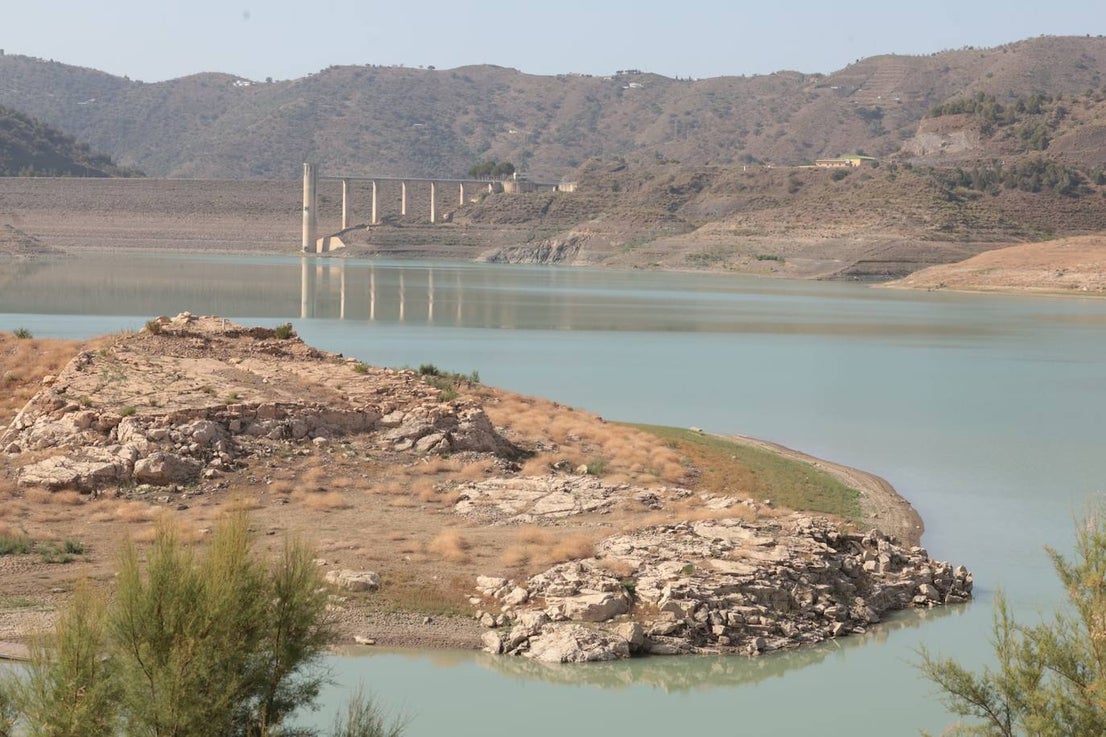 The critical state of Malaga's La Viñuela reservoir, in pictures