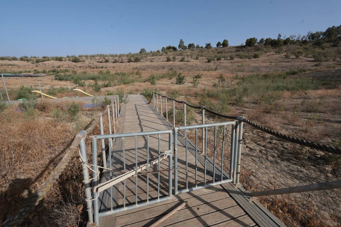 The critical state of Malaga's La Viñuela reservoir, in pictures