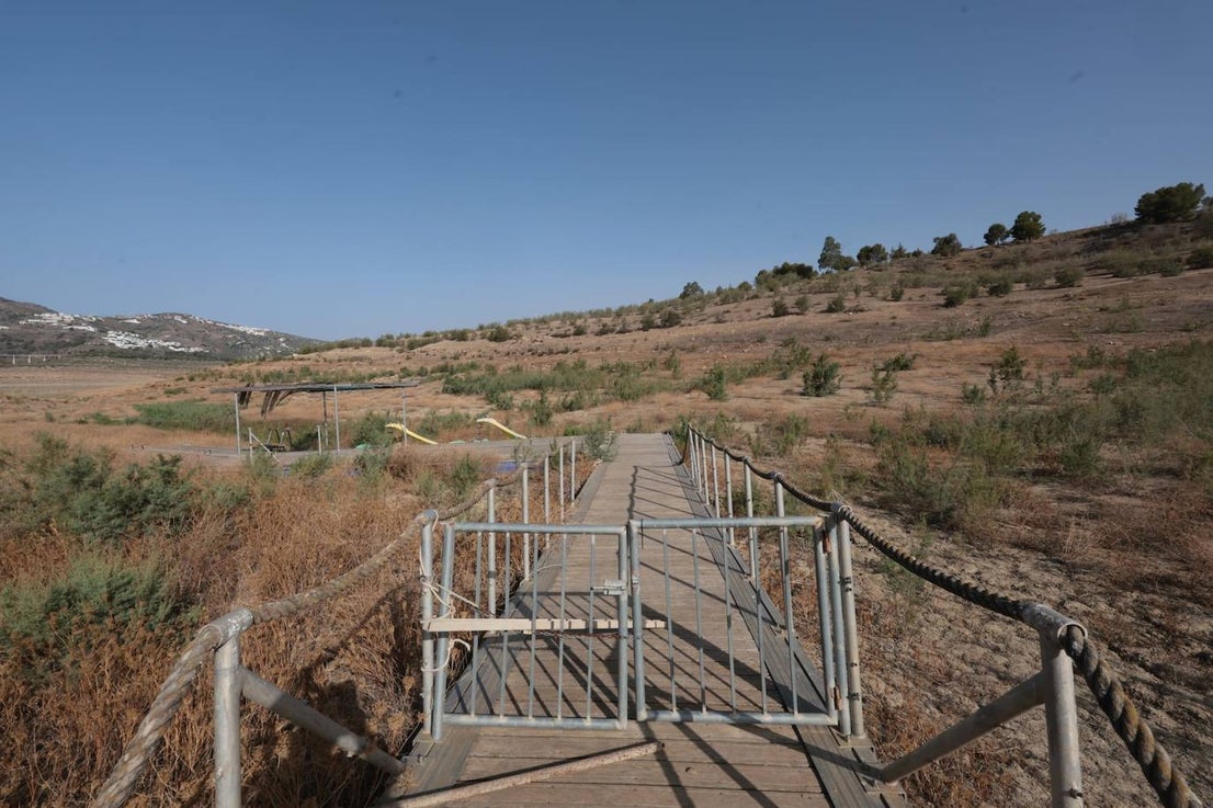 The critical state of Malaga's La Viñuela reservoir, in pictures