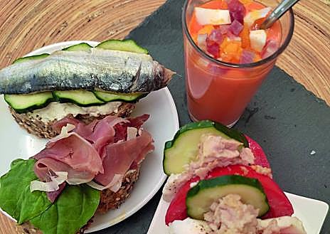 Imagen secundaria 1 - From top: Almagro aubergine, a recipe from al-Andalus; Most bars have a variety of tapas; El Albero in Marbella