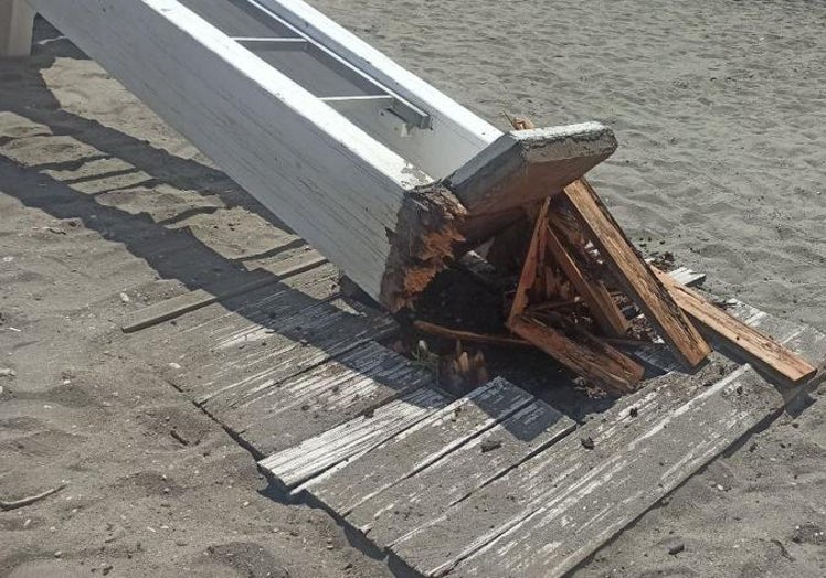 Image of the base of the watchtowe that collapsed on Tuesday on Ferrara beach in Torrox.