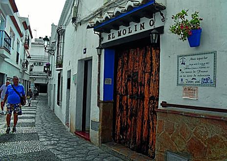 Imagen secundaria 1 - From top: La Dorada I can be found in Parque Verano Azul, Bar El Molino appears the series and Miguel Joven points to the image of himself as a child actor playing Tito.