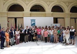 The Mayor, Francisco de la Torre, representatives of CaixaBank, Maskom and Covap, together with members of food distribution associations.