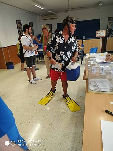 Jorge entered the polling station as if he had emerged straight out of the sea.