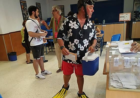 Jorge entered the polling station as if he had emerged straight out of the sea.