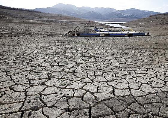 The critical state of La Viñuela reservoir in the Axarquía.